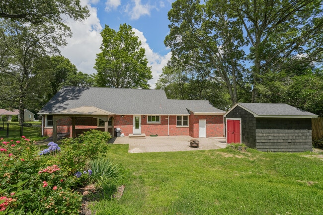 Building Photo - 70 Oakridge Rd
