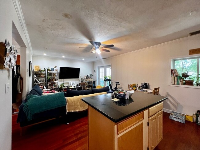 Building Photo - Stylish Top-Floor 2-Bedroom Condo with Pri...