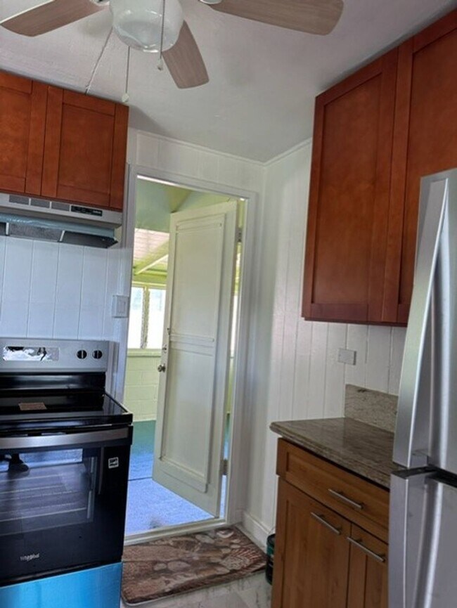 Building Photo - 405 Kalama St