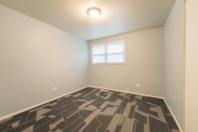 Building Photo - 3227 Nelson Ave