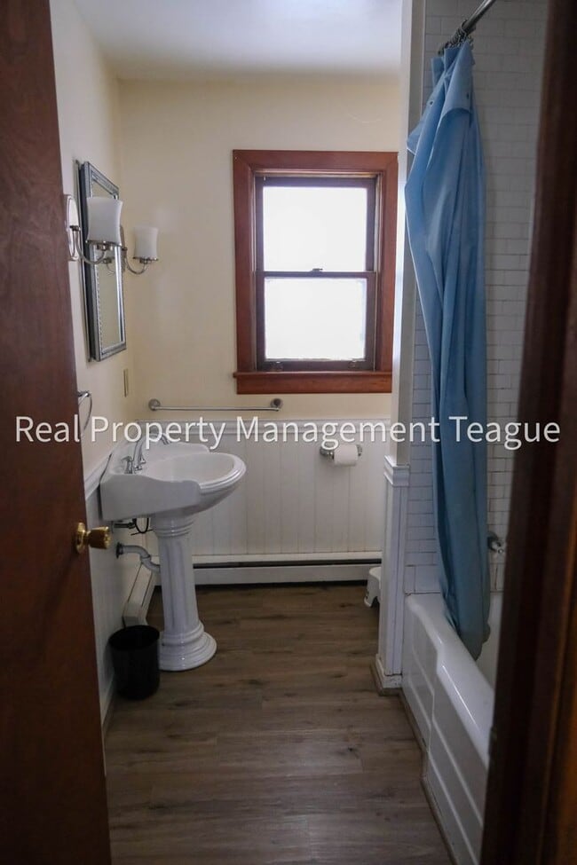 Building Photo - Charming 3 bedrooms in Rensselaer