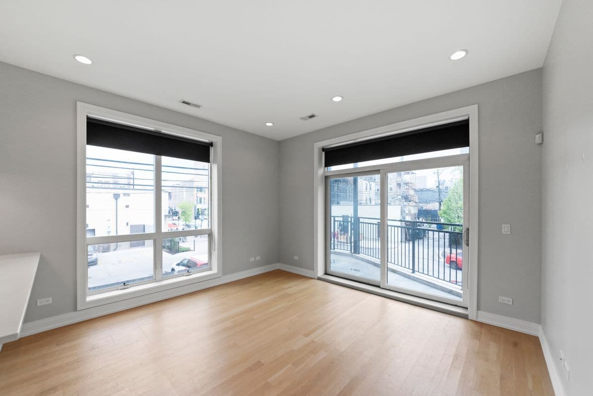 Building Photo - 1050 W Cornelia Ave