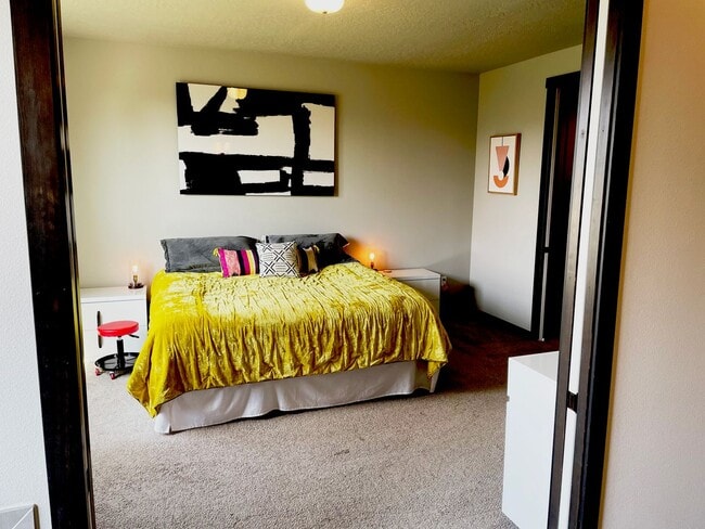 Building Photo - Beautiful 3 Bedroom, 2.5 Bath Two-Story Home with Office in Post Falls