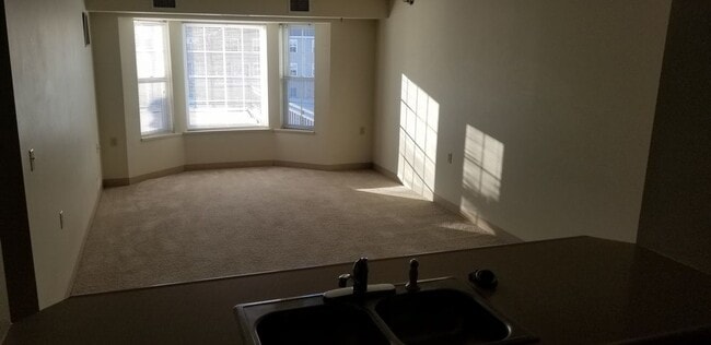 Building Photo - Park Manor 205