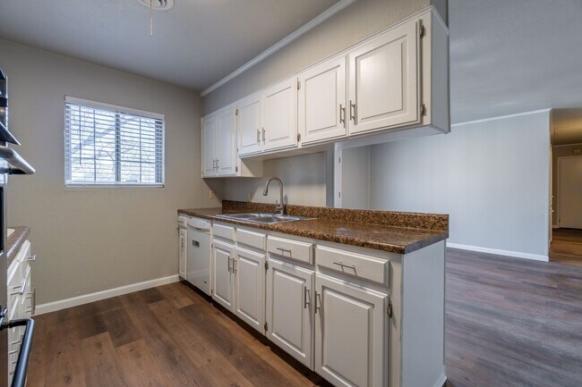 Building Photo - * Move-In Special * Beautiful 4 Bed / 3 Ba...