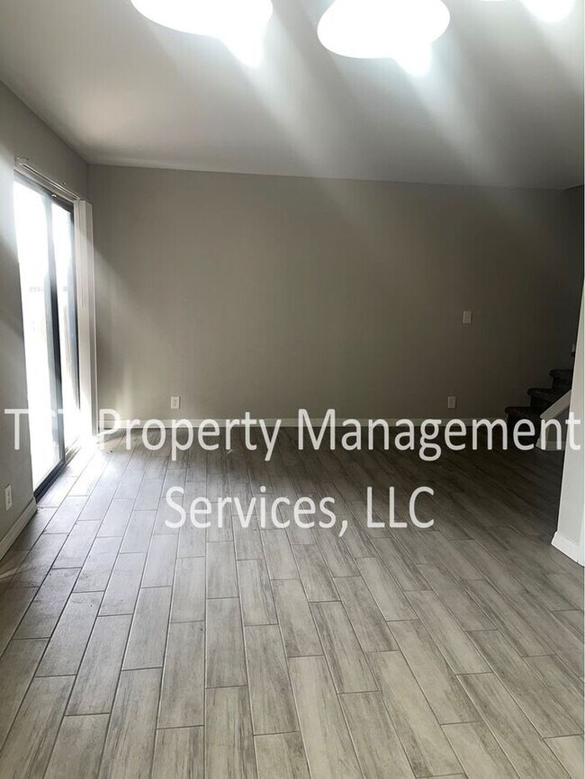 Building Photo - Updated Townhome in the heart of Chandler