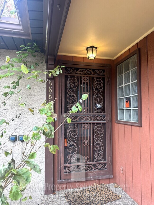 Building Photo - 2 bedroom home w/ fenced backyard