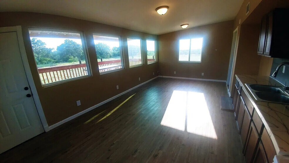 Building Photo - 2112 Family Ln.