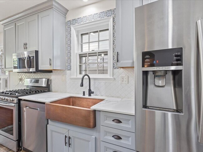 Building Photo - Vintage home with Modern finishes and fenc...