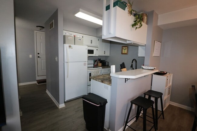 Building Photo - Awesome 4 bedroom duplex located in quite neighborhood