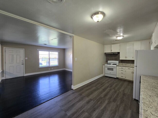 Building Photo - 208 W Anderson Ave