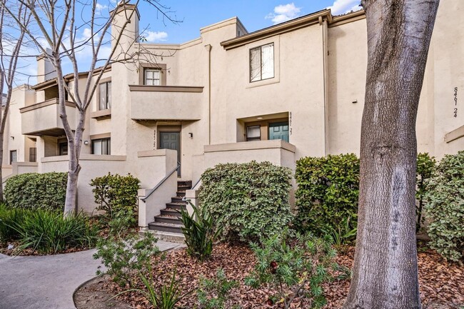 Building Photo - Upgraded 1 Bedroom, 1 Bath Townhome in Pri...