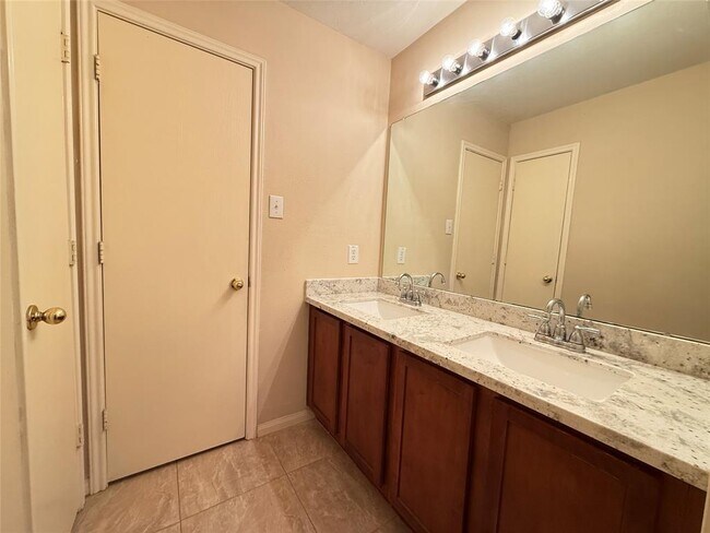 Building Photo - 12811 Mills Breeze Dr