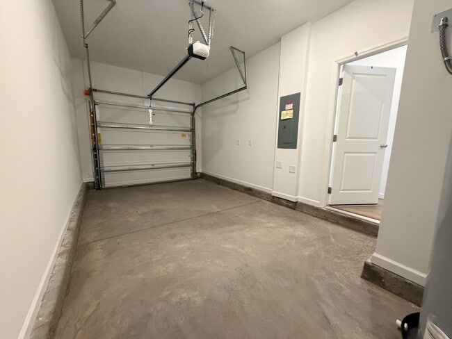 Building Photo - 523 Holly Lks Dr