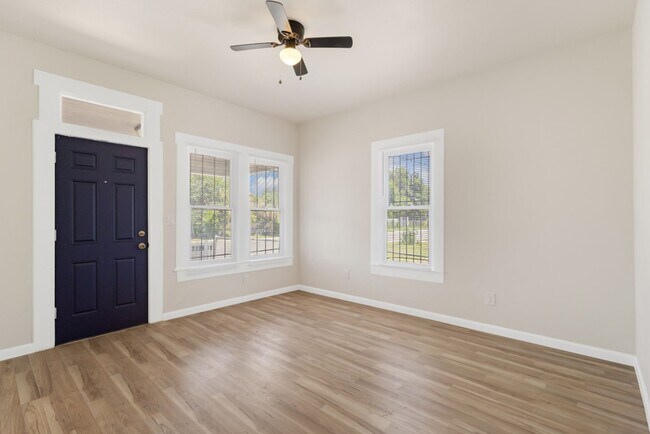 Building Photo - 1710 N Navidad St