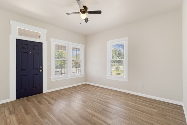 Building Photo - 2 Bedroom/1 Bath Woodlawn Subdivision