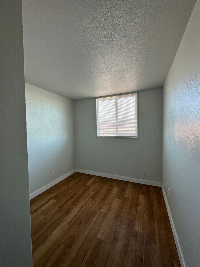 Building Photo - NShields636 (KC-LN-KB)