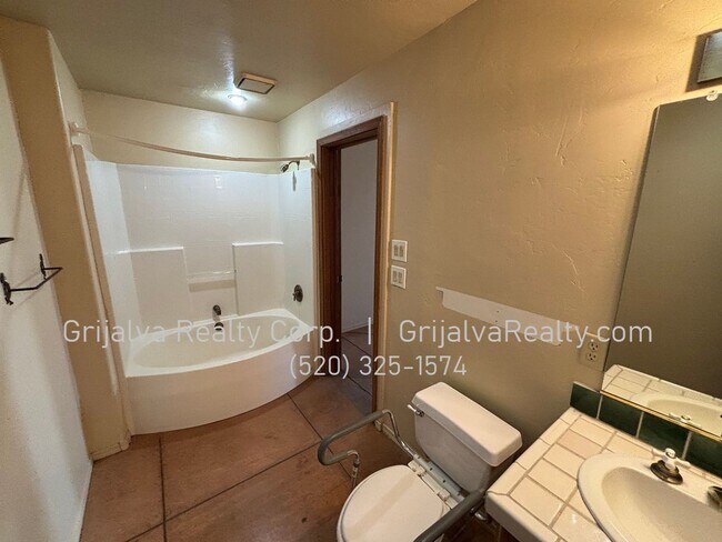 Building Photo - Huge Retreat Style Property for Rent in Central Tucson (Ft Lowell/Campbell)