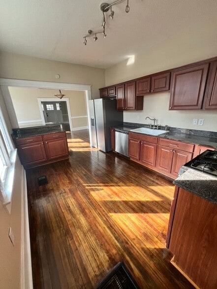 Building Photo - 1994 Manila Ave