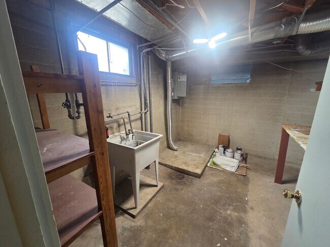 Building Photo - Audubon-Downriver Neighborhood 3+ bedroom, 1 bath corner lot with large, fenced yard