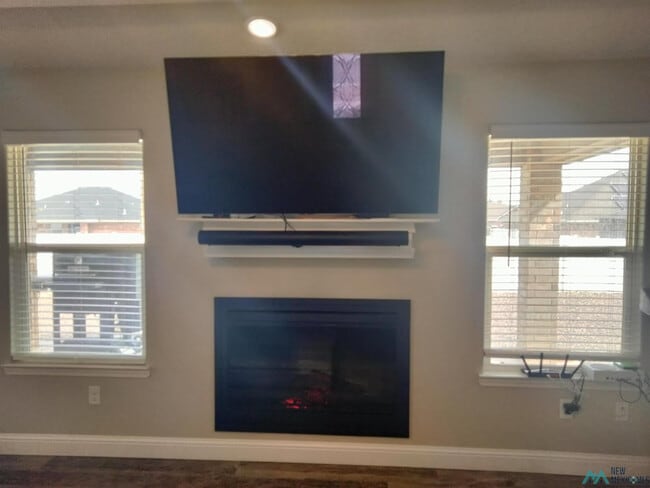 Building Photo - 2115 Roadrunner Dr