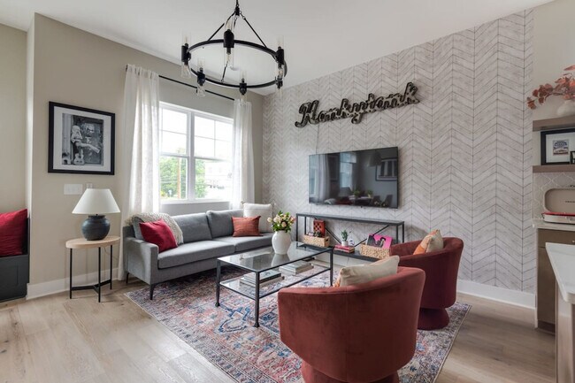 Primary Photo - 1405 Napoleon St