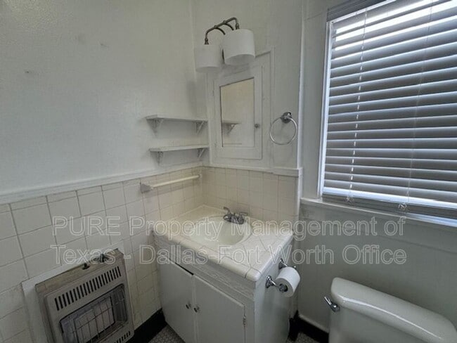 Building Photo - 3762 W 7th St