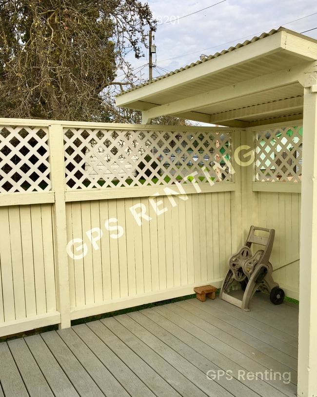 Building Photo - Classic 2 bedroom 1 bathroom bungalow!