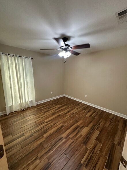 Building Photo - 18304 Autumn View Dr