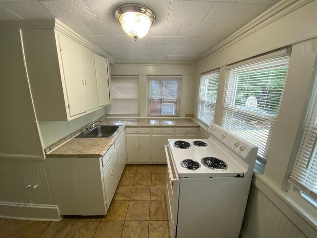 Building Photo - Adorable Upstairs Duplex / Central AC / W&D / Near Duke East
