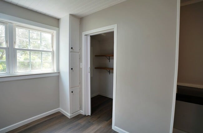Building Photo - 417 W 31st St