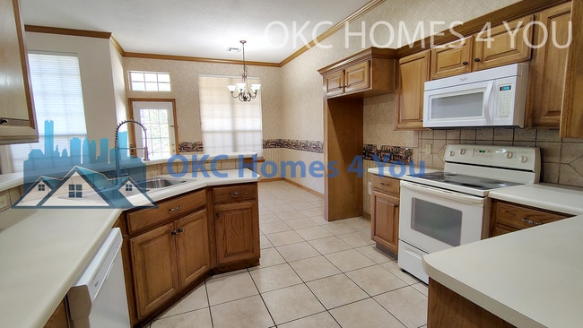 Building Photo - Beautiful 3 Bed + Office Home in Yukon off...