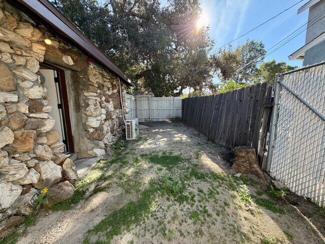 Building Photo - Beautifully updated 1 bed 1 bath in Thousand Oaks! All utilities included