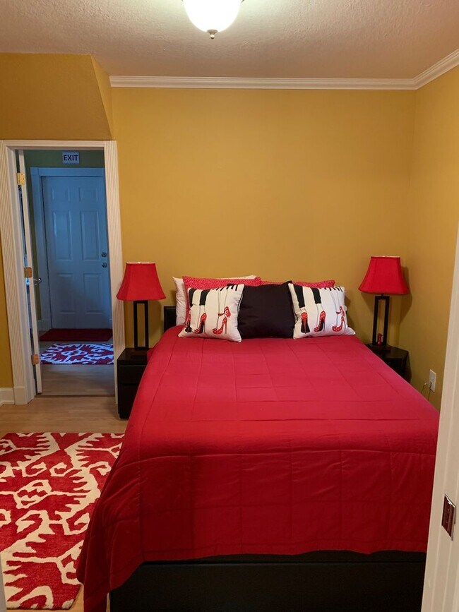 Building Photo - Fully furnished 2/2 corporate and long ter...