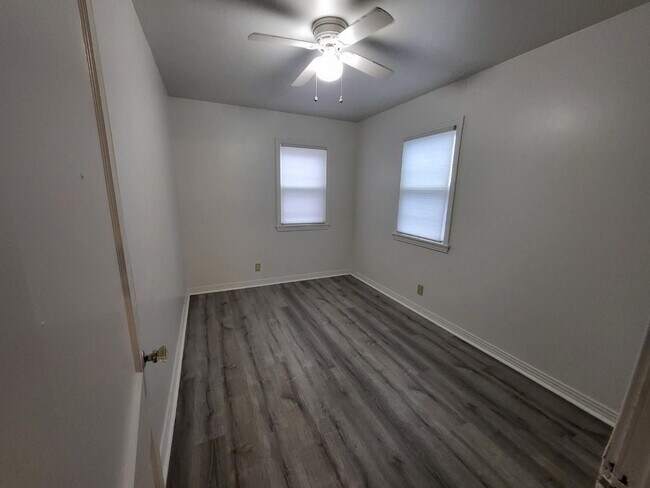 Building Photo - $1250 - 2 Bedroom 1 Bath Apartment - Heart of the City!