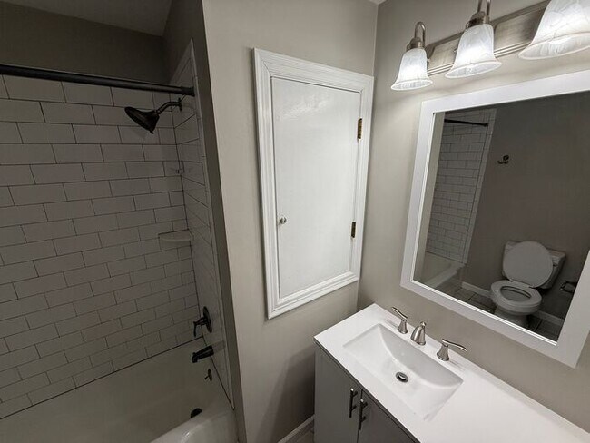 Building Photo - 3BR/2BA w/ Finished Basement + Fenced Yard in Raytown