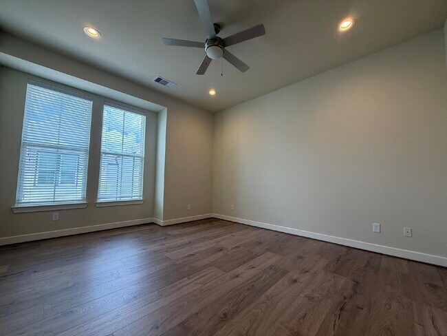 Building Photo - "Charming 3-Bed Oasis with 2.5 Baths in Prime Houston Locale – Discover Your New Home on Haring Ln!"