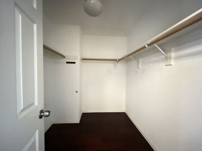 Building Photo - Beautiful 5BD/3BA Home with Soaking Tub, Island Kitchen & Attached 2-Car Garage