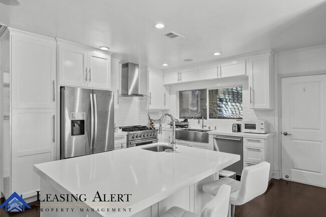 Building Photo - 1326 N Fairfax Ave