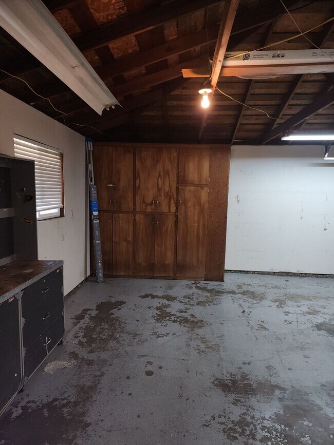 Building Photo - 3 Bedroom 2 Bathroom in court Near Somerse...