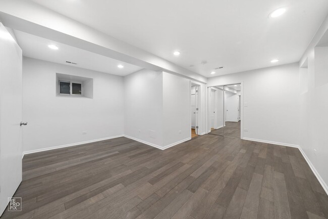 Building Photo - Spacious and Modern Wicker Park Duplex