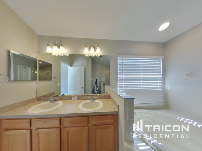 Building Photo - 3921 Langdrum Dr