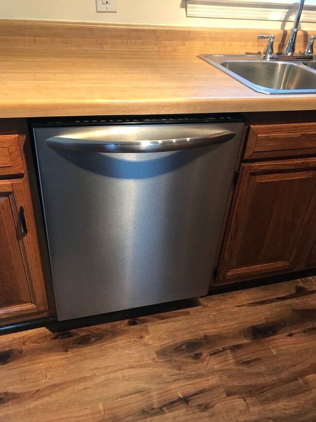 Building Photo - 112 Sycamore St