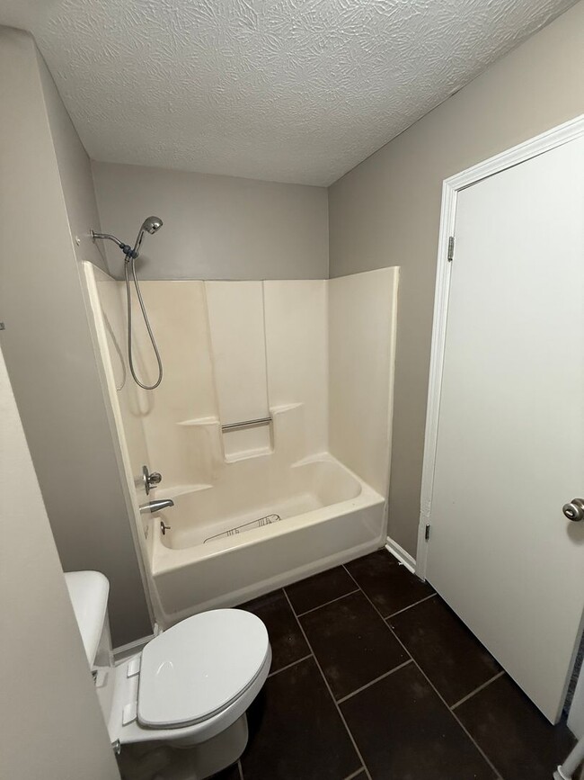 Building Photo - 2 Bed / 1.5 Bath