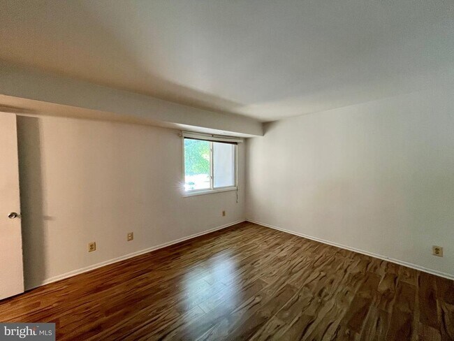 Building Photo - 2217 Sayre Dr