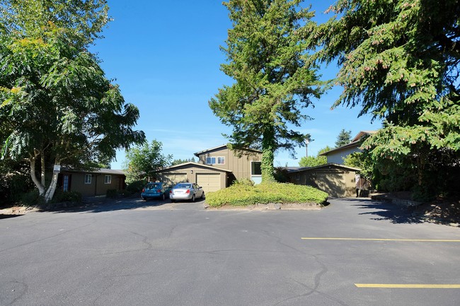 Building Photo - West Slope Apartments