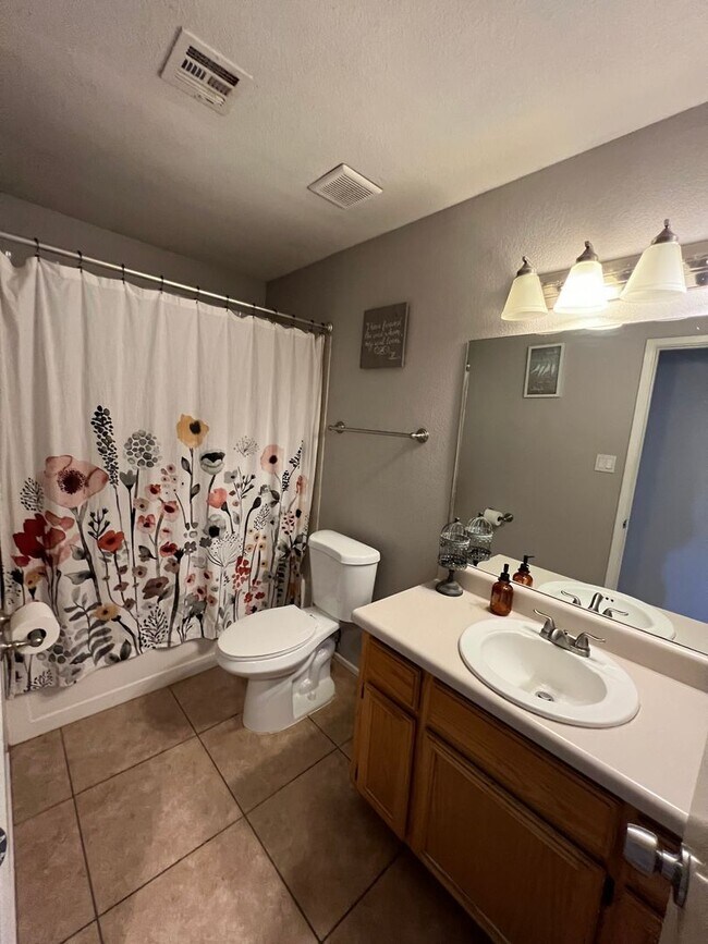 Building Photo - 4 BEDROOM HOME CLOSE TO SCHOOLS!
