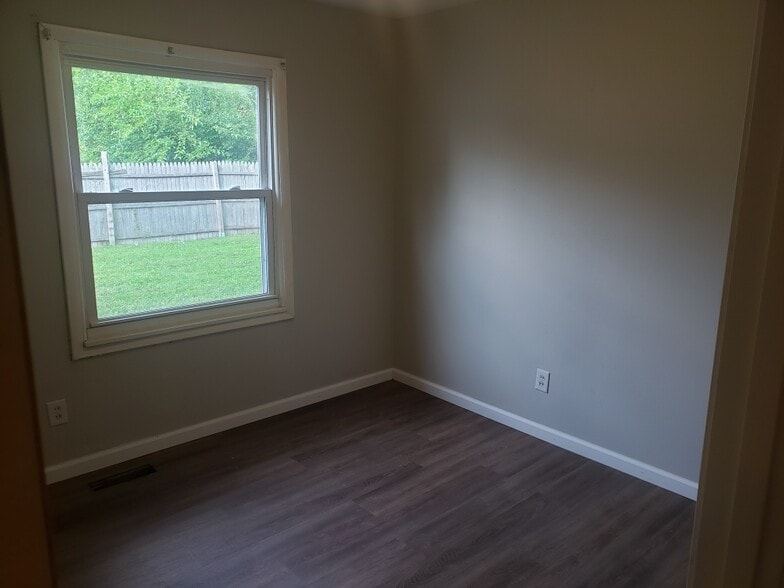 Building Photo - 22 Steeplechase Dr