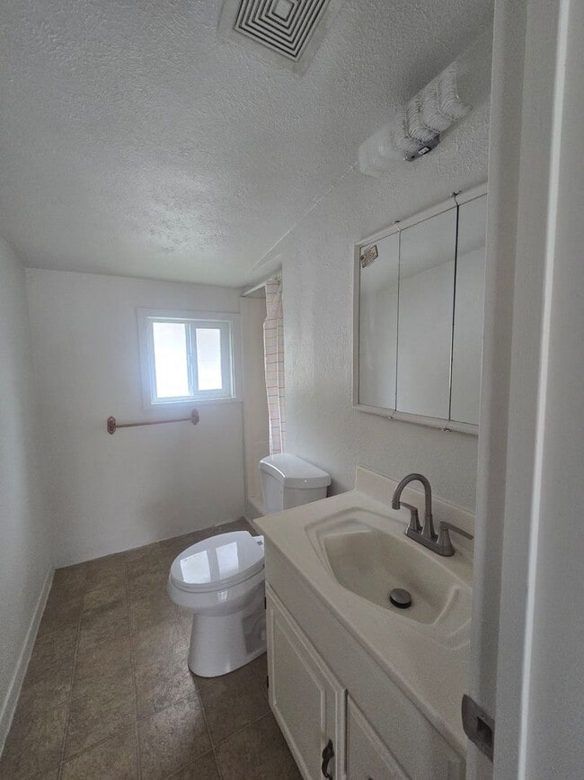 Building Photo - 2 bed 1 bath Recently Remodeled