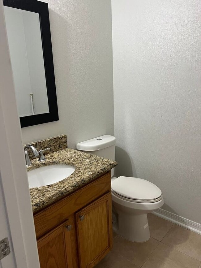 Building Photo - Updated Home in Poinciana